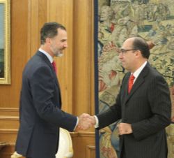 Su Majestad el Rey recibe el saludo del secretario general adjunto para Asuntos Políticos y de Seguridad de la OTAN, Alejandro Alvargonzález San Martí